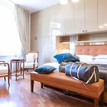 Spanish Steps Hills Apartment