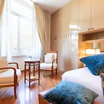 Spanish Steps Hills Apartment
