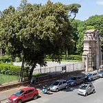 Spanish Steps Hills Apartment